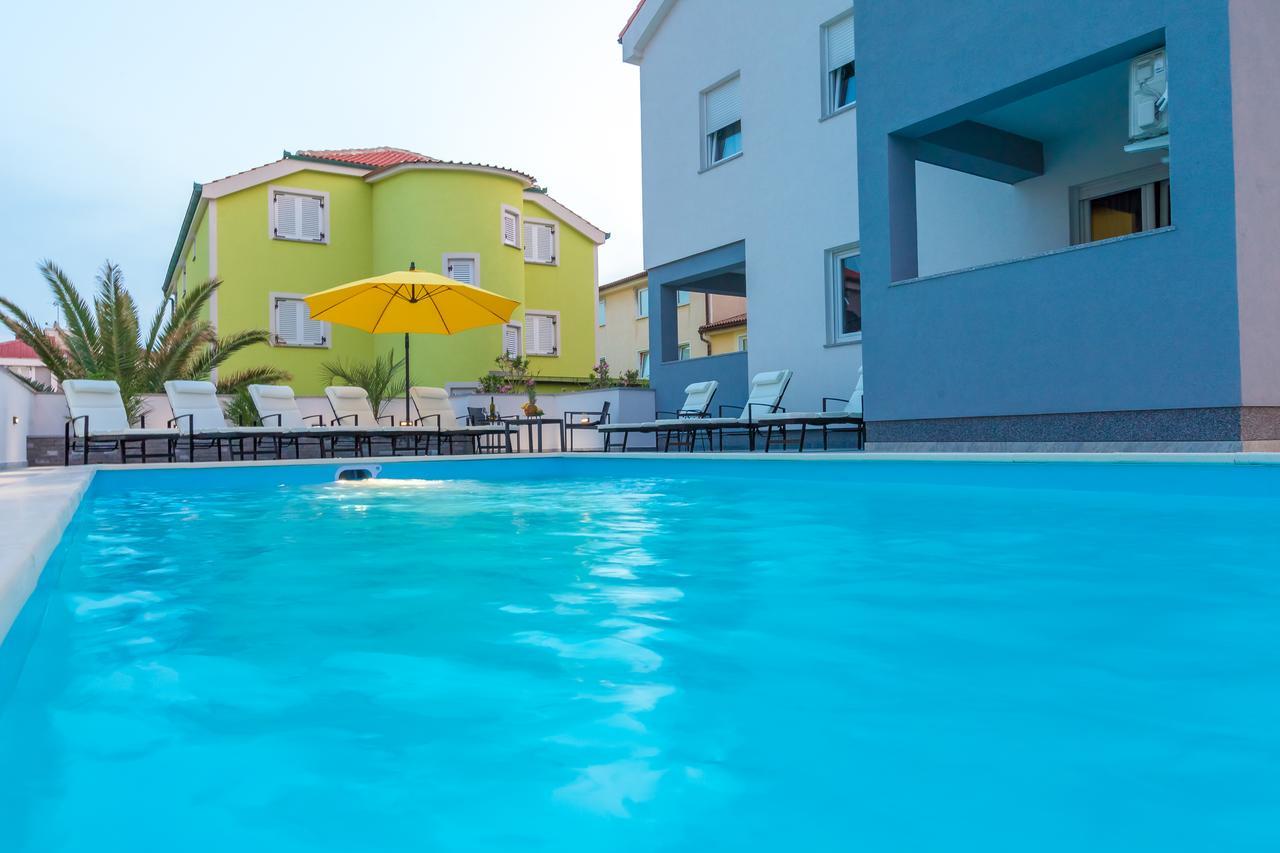 Lucky Luke Pool Apartments Novalja Bagian luar foto